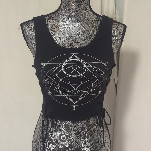 ✨5/$25✨ Kendall and Kylie geometric print crop top - Picture 1 of 7